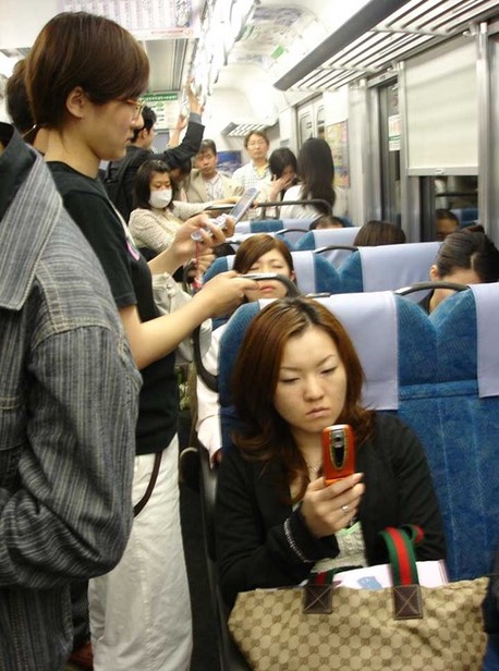 japan-train-texting