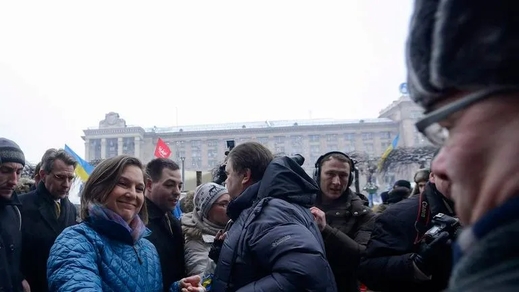 Vicki Nuland treats Ukrainian coup participants to cookies in Maidan Square -SkyNews